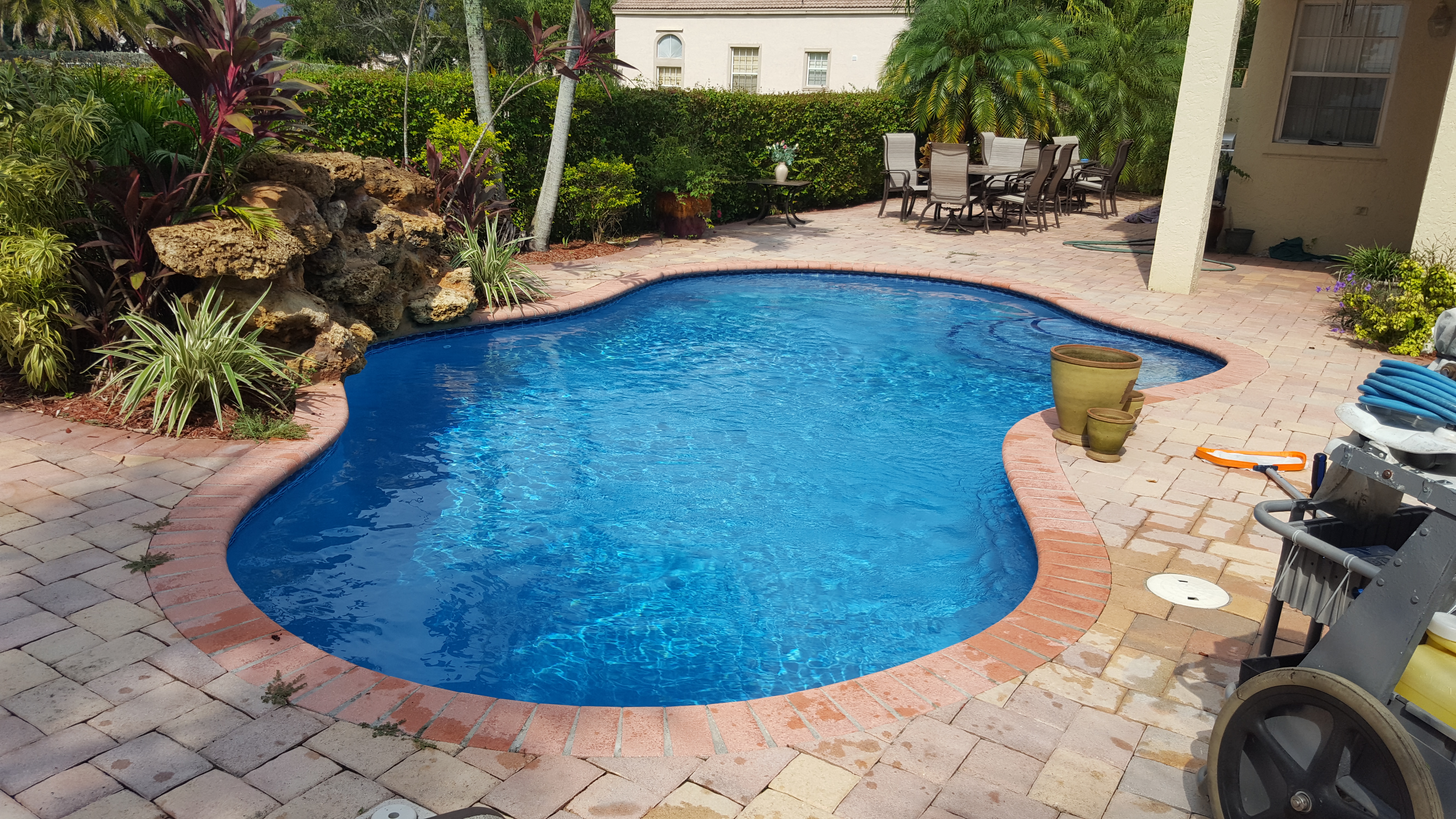 Pool cleaning service in Pembroke Pines - Before and after
